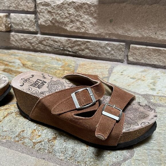 Muk Luks Averi Wedge Buckle Cow Suede Chunky Silver Sandal Size 9 western - Picture 11 of 11